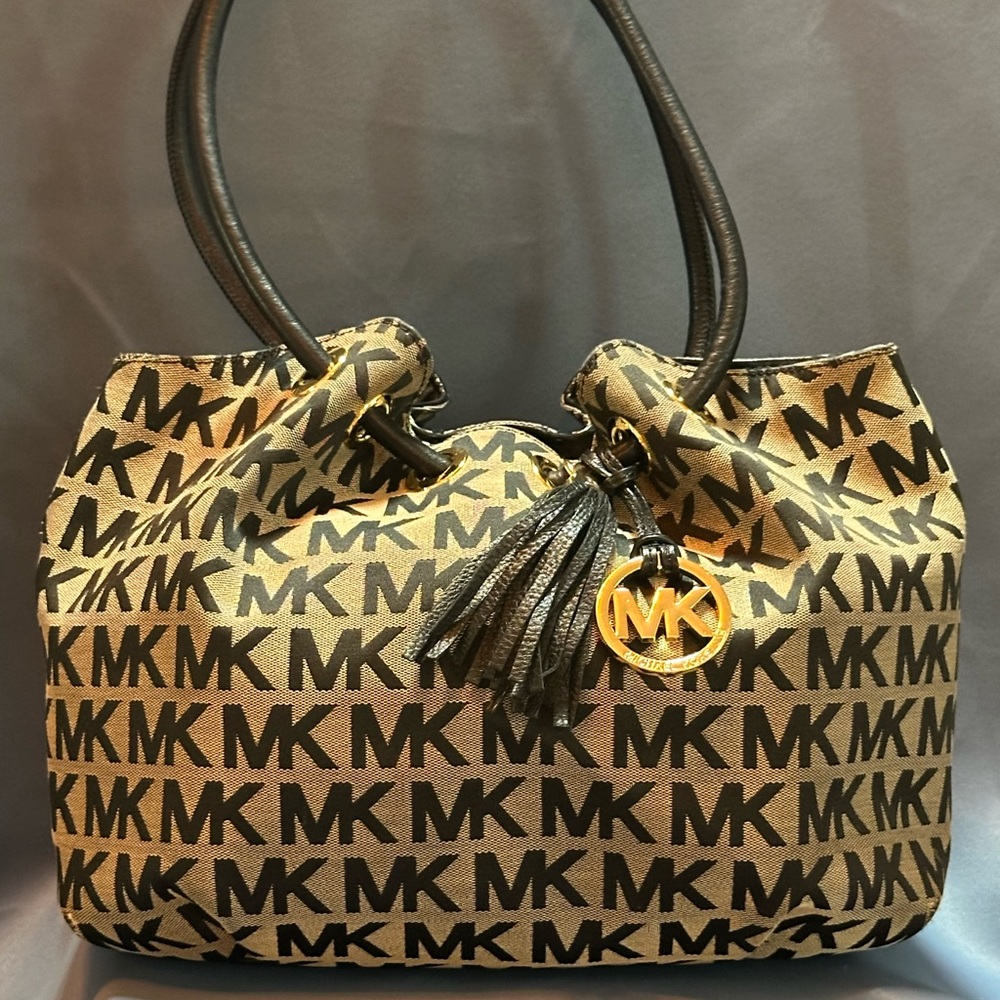 👜 Michael Kors Signature Large Drawstring Tote + Matching Zip Wallet 👜